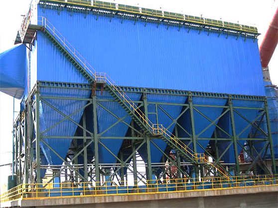 Rotary-Kiln-Tail-Bag-Dust-Collector (2) 青いスチール製の構造で、上部にははしごがあり、工業用ロータリーキルンのテールバッグ集塵機として使用されています。