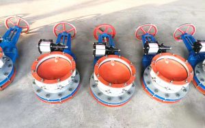 Un ensemble de trois vannes papillon pneumatiques avec des poignées rouges et bleues, mettant en évidence leurs commandes opérationnelles distinctes.