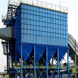 ボイラーバッグフィルターは設備の隅に設置され、ボイラー運転から出る煙や粉塵を効率的に濾過するように設計されている。