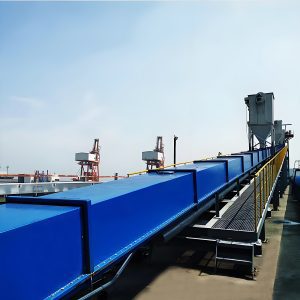 Un transportador de deslizamiento neumático utiliza presión de aire para transportar suavemente materiales a granel a lo largo de una superficie plana para una manipulación eficaz.