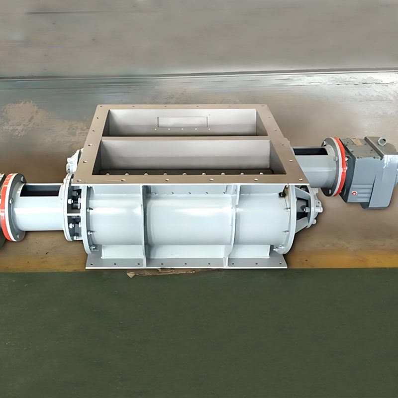 Una gran máquina industrial con un prominente tubo metálico, diseñada como alimentador de doble impulsor para una manipulación eficaz del material.