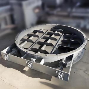 En la fábrica industrial hay una válvula de persiana eléctrica redonda.