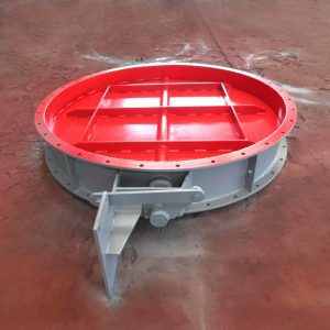 Placa metálica circular roja con un orificio central, utilizada en sistemas de válvulas de mariposa de alta temperatura para un rendimiento óptimo.