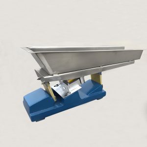 El alimentador vibratorio electromagnético Micro se muestra sobre un fondo blanco, su diseño compacto pone de manifiesto su precisión en la manipulación de materiales.