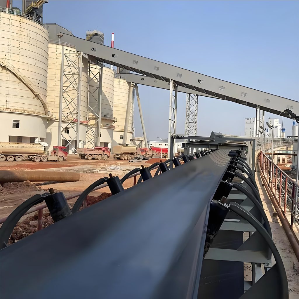 Una cinta transportadora transporta activamente materiales, demostrando la eficacia operativa de un Belt-Conveyor en un entorno industrial.