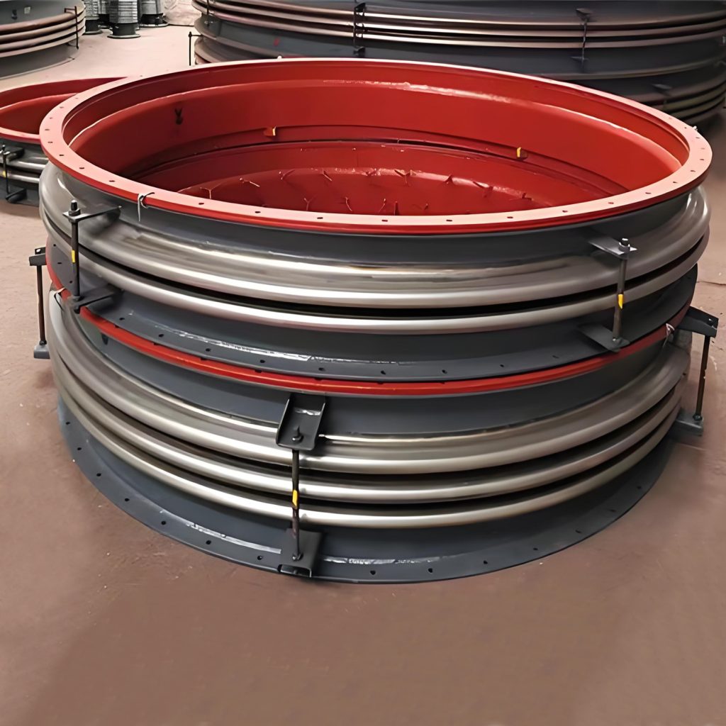 エキスパンション・ジョイントを特徴とする鋼管の集合体で、工業用として構造的に積み重ねられる。
