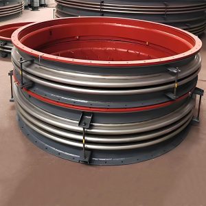 エキスパンション・ジョイントを特徴とする鋼管の集合体で、工業用として構造的に積み重ねられる。