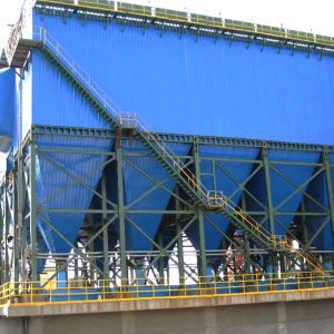 Estructura de acero azul con una escalera en la parte superior, que sirve como colector de polvo de bolsa de cola de horno rotatorio en un entorno industrial.