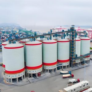 多数のセメントサイロが特徴的な広大な工業団地で、セメント製造工程の重要な構成要素となっている。