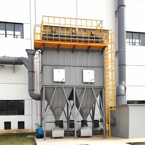 白い工場の外には、危険な環境で安全かつ効率的に粉塵を管理するために設計された、大きなATEX集塵機が立っている。