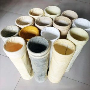 白と黄色の集塵機用フィルターバッグを中心に、さまざまな種類のフィルタークロスが並べられている。