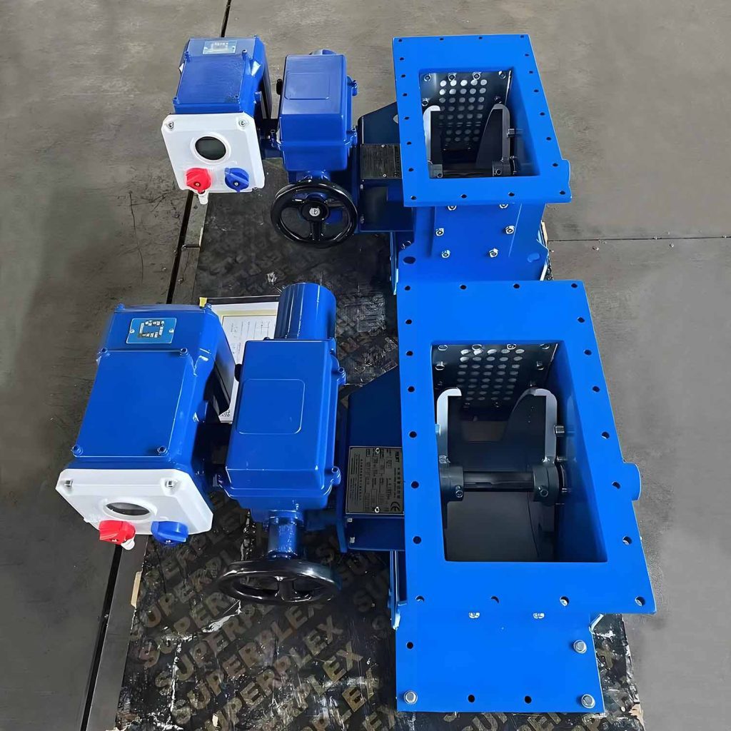 2 azules Compuertas motorizadas de control de caudal colocadas en un palé