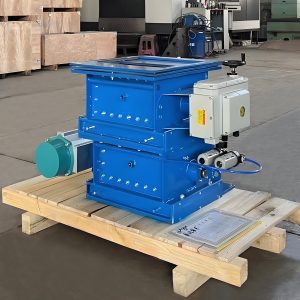 Una compuerta neumática azul de control de caudal colocada sobre un palé en el interior de un almacén.