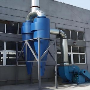 Un colector de polvo ciclónico azul junto a un edificio exterior, demostrando un eficiente sistema de ventilación industrial.